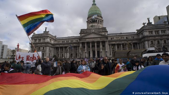 Hace diez años, Argentina 🇦🇷 se casó con la igualdad.

En Julio 2010 Argentina fue el primer país de Latinoamérica y décimo del mundo en Legalizar el #MatrimonioIgualitario 🏳️‍🌈👭👬 #LoveIsLove 👉 bit.ly/3jhEqVq vía <a href="/OrgulloLGBT/">OrgulloLGBT® 🏳️‍🌈🏳️‍⚧️</a>