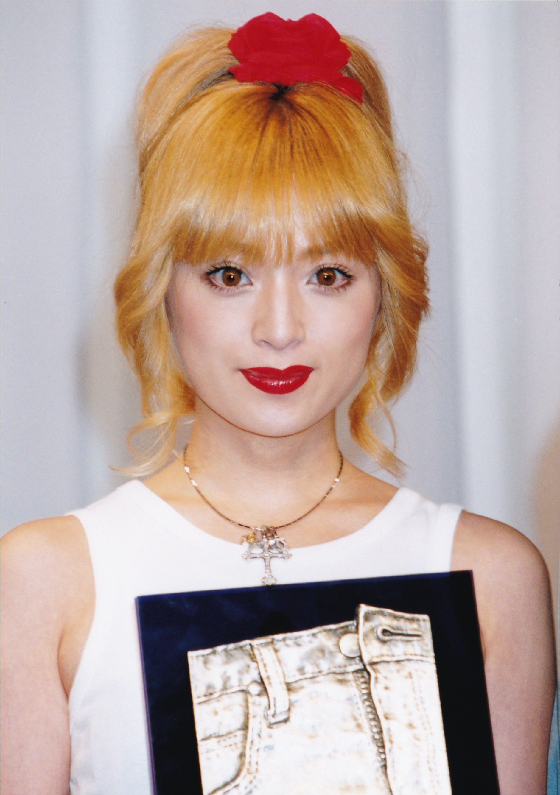 浜崎あゆみ、金髪ロング＆タイト黒衣装でツアー予告 「美しすぎ