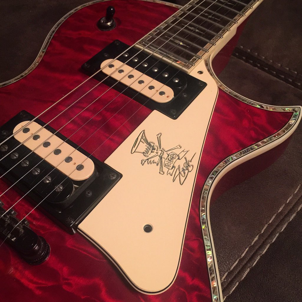 GuitarHeadsNet's tweet image. Excited about how this custom Slash pickguard came out! 🎩 
#guitarheads #pickguard #custom #guitar #guitars #pickguards #lespaul #gibsonlespaul #quilttop #cherry #slash #snakepit #slashsnakepit #gunsnroses #guitarupgrade #guitargear #guitarporn #guitarist #guitarplayer #luthier
