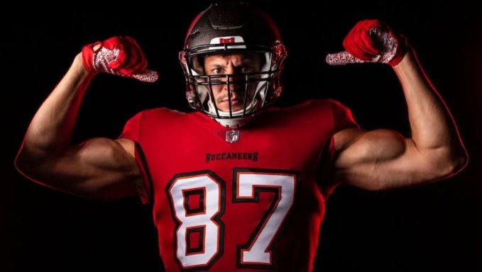 sindycindy's tweet photo. Is that @petenajarian or @RobGronkowski in that @Buccaneers uniform? Hmmmmm @jonnajarian ?? https://t.co/wMSosfH9yr