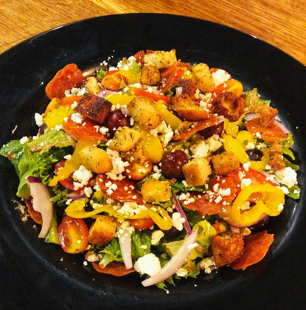 ZandersPizza's tweet photo. Our seasonal salad! Romaine lettuce, crispy pepperoni, banana peppers, red onions,  grapes, feta cheese, cherry tomatoes, &amp; croutons with homemade dressing. And the dressing is killer, with feta, kalamata olives &amp; olive oil all pureed with Italian spices into harmonious goodness. https://t.co/zutkuB7aoY