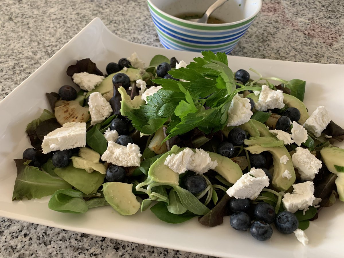 smdejong1981's tweet photo. Terug van weggeweest: vrijdag experimentenavond! ๐ฝ Vandaag een salade uit de #Allerhande van @albertheijn uitgeprobeerd met #sla ๐ฅฌ #avocado ๐ฅ gegrilde #ananas๐ #geitenkaas ๐ #blauwebessen #limoen #honing #peterselie
Was heerlijk, aanrader! #recept
https://t.co/7w5Hk9bdGl https://t.co/TzET1XC22W