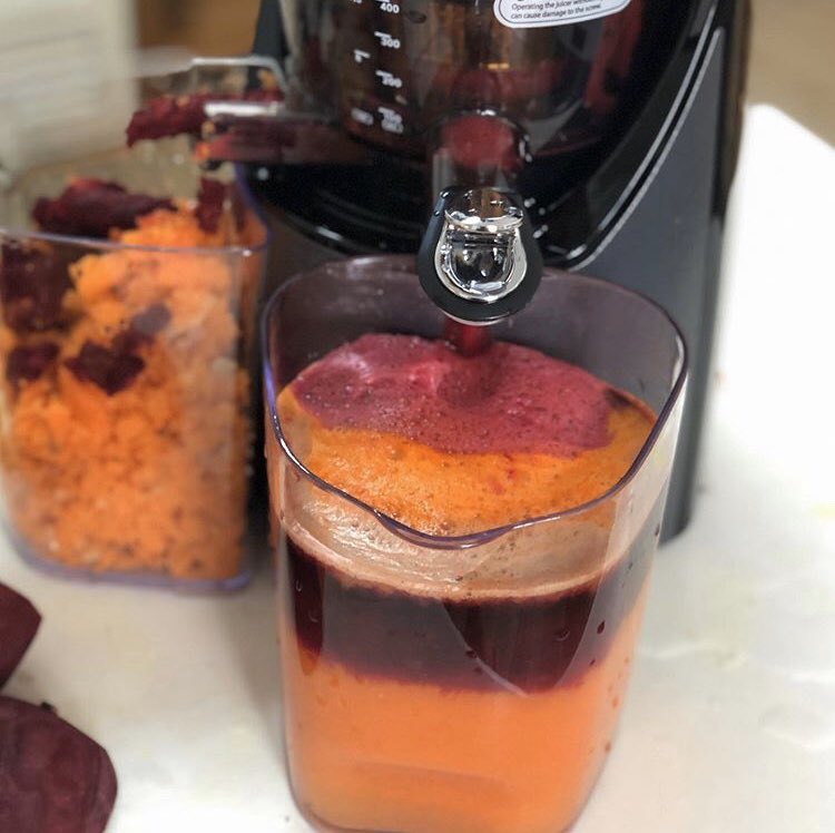 KuvingsUSA's tweet photo. Carrots, beets, apples, oranges, and ginger sure do look gorgeous when juiced! 📷 by @jadeyraw
#juicingforhealth #juicingrecipe #healthyfood #veganfood #nutrition #plantbased #rawfooddiet #fitrecipes #health #fitfood #detoxjuice #slowjuicer #tgif #immunityjuice https://t.co/4grLkXMHXy