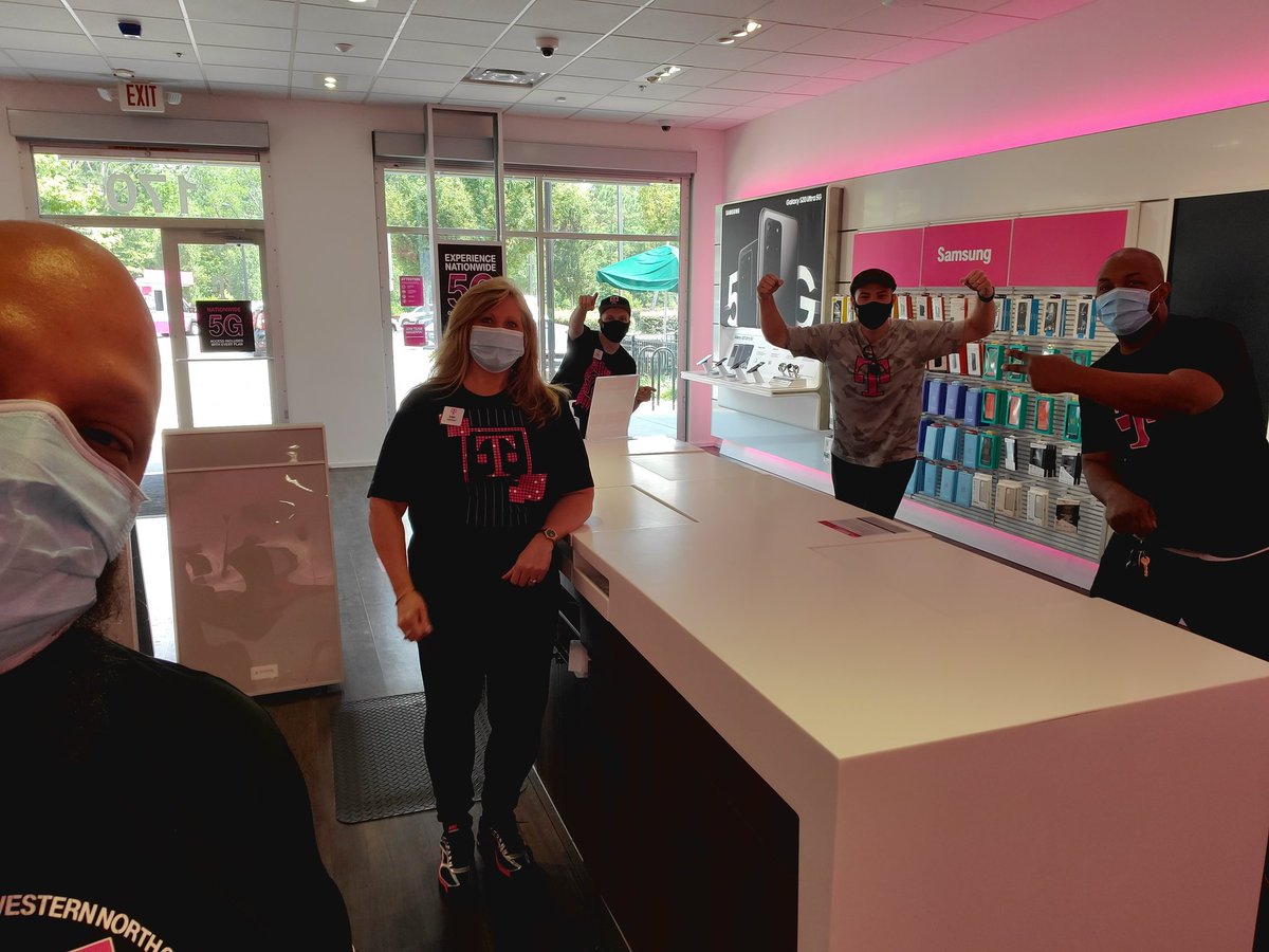 When the one and only <a href="/MrDennisJones/">Dennis Jones</a> stops in for a  visit, its always a pleasure! Only one word to describe it #KAPOWEEE
<a href="/MarkHall247/">Mark Hall</a> <a href="/thayesnet/">Terry Hayes</a> <a href="/tglover187/">Terrance Glover</a> <a href="/JonFreier/">Jon Freier</a>