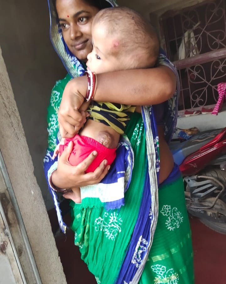 ChinmayaBhadrak's tweet photo. We the members of #Unique_Drops family reached Saiprakash Dixit's home with a little financial help for the treatment of the 14 month old child &amp; requesting everyone to help them in this pandemic &amp; pray to Lord Jagannath for his sooner recovery.
@AnubhavMohanty_ @Naveen_Odisha https://t.co/OJiVOemFYf