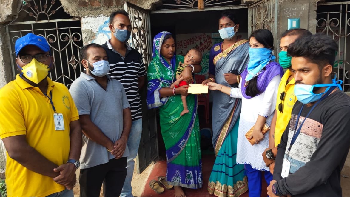 ChinmayaBhadrak's tweet photo. We the members of #Unique_Drops family reached Saiprakash Dixit's home with a little financial help for the treatment of the 14 month old child &amp; requesting everyone to help them in this pandemic &amp; pray to Lord Jagannath for his sooner recovery.
@AnubhavMohanty_ @Naveen_Odisha https://t.co/OJiVOemFYf