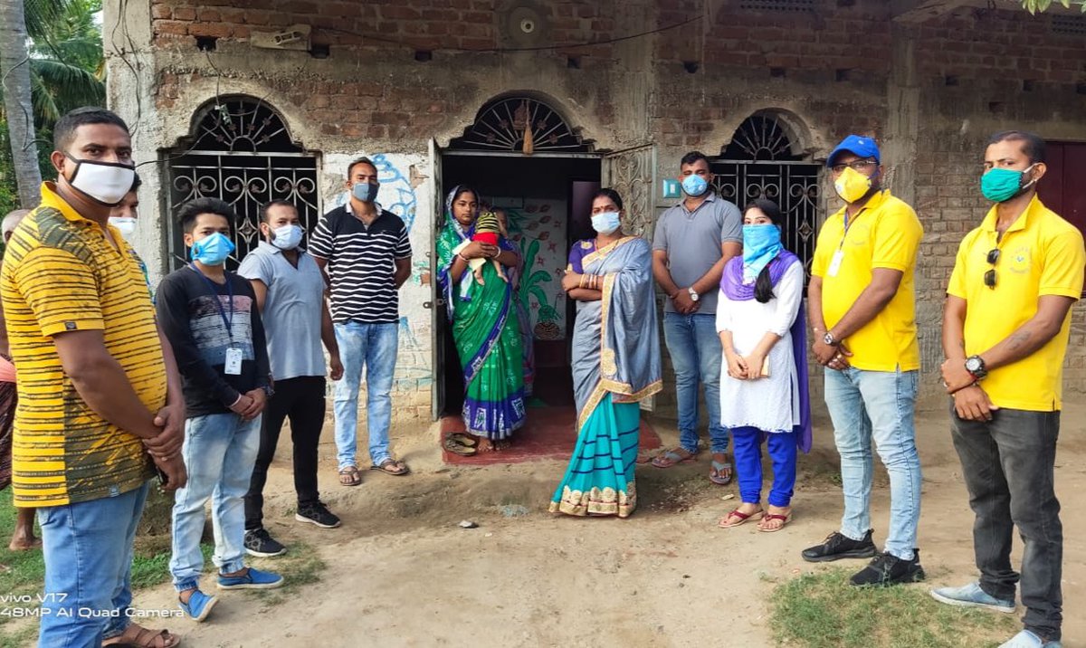 ChinmayaBhadrak's tweet photo. We the members of #Unique_Drops family reached Saiprakash Dixit's home with a little financial help for the treatment of the 14 month old child &amp; requesting everyone to help them in this pandemic &amp; pray to Lord Jagannath for his sooner recovery.
@AnubhavMohanty_ @Naveen_Odisha https://t.co/OJiVOemFYf