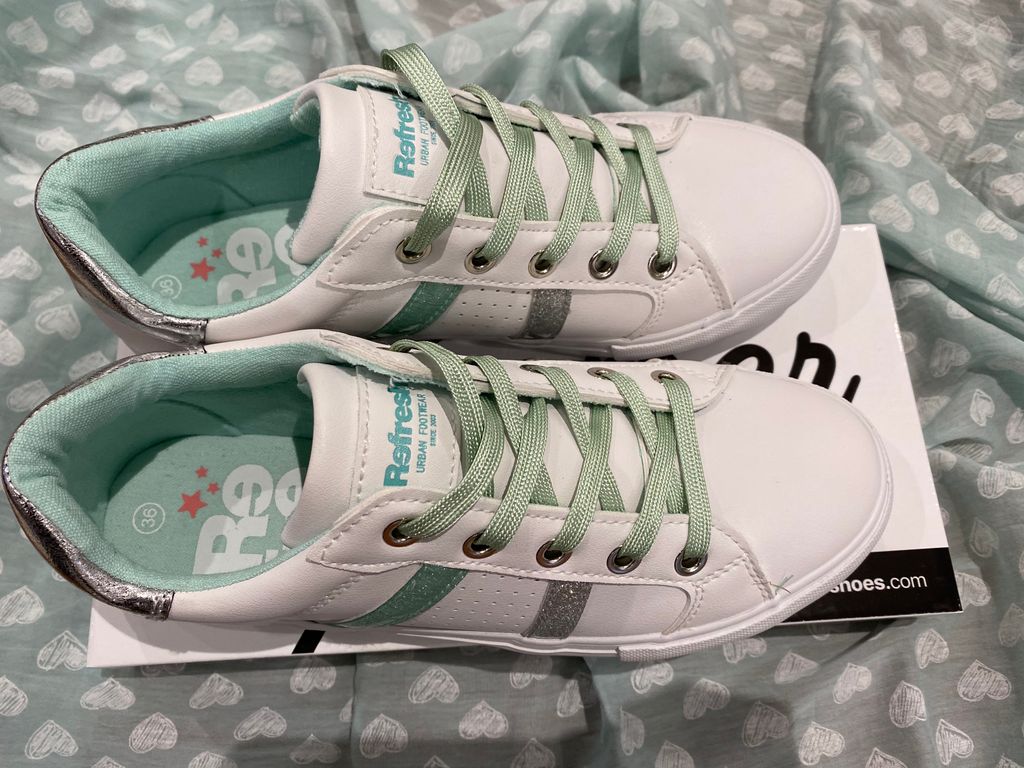 MODAshoes's tweet photo. Refresh trainers with green laces and sparkle detail.

Was £35 NOW £28

You might be lucky to get your sizes in these!!

Selling fast 💨💨💨

#modashoes #shopnewtownards #shoesnewtownards #followus #shoeshop #followus #refresh #livinginards #like #share

Telephone- 02891 827898 https://t.co/3u84CBYZLJ
