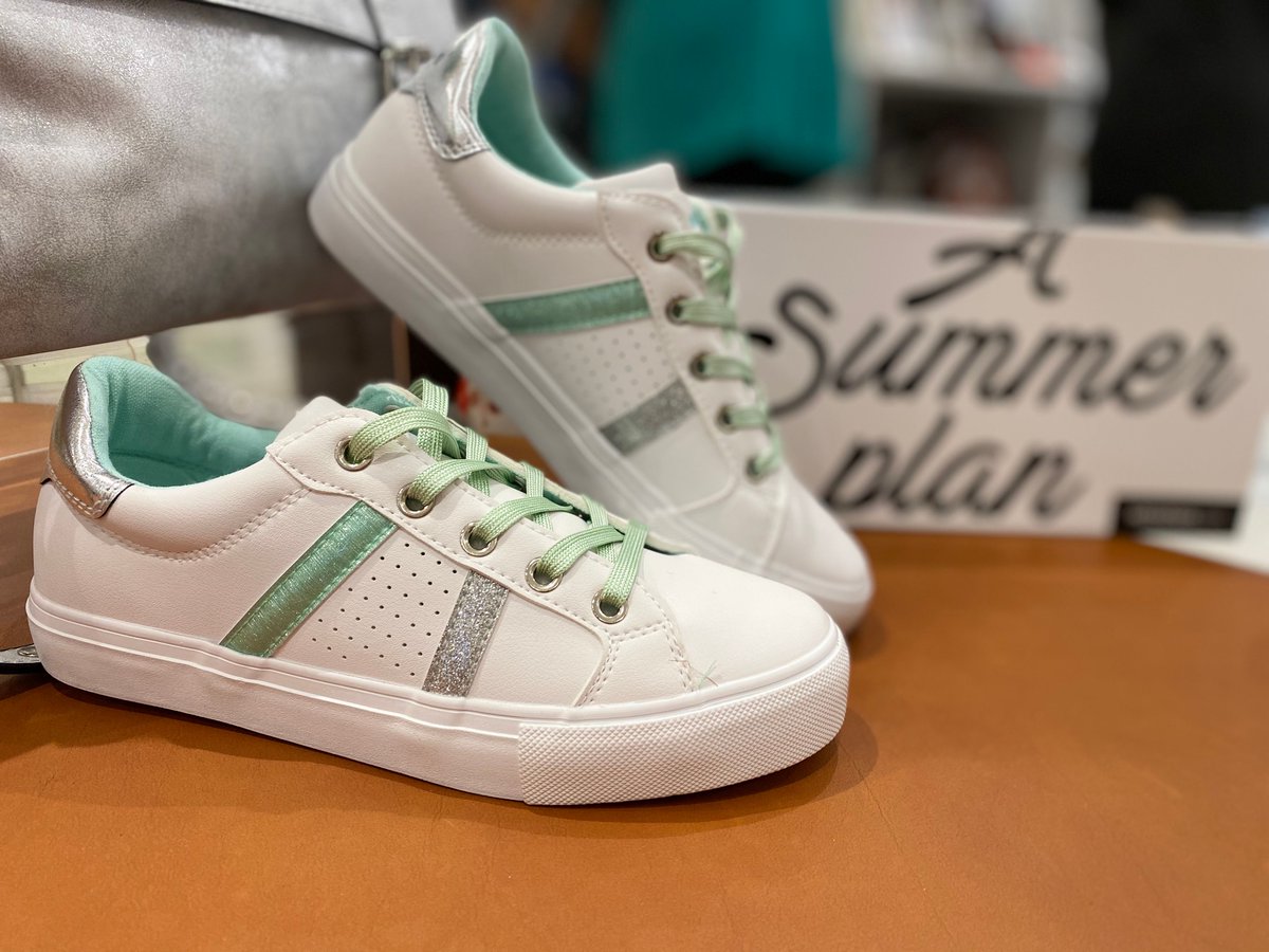 MODAshoes's tweet photo. Refresh trainers with green laces and sparkle detail.

Was £35 NOW £28

You might be lucky to get your sizes in these!!

Selling fast 💨💨💨

#modashoes #shopnewtownards #shoesnewtownards #followus #shoeshop #followus #refresh #livinginards #like #share

Telephone- 02891 827898 https://t.co/3u84CBYZLJ