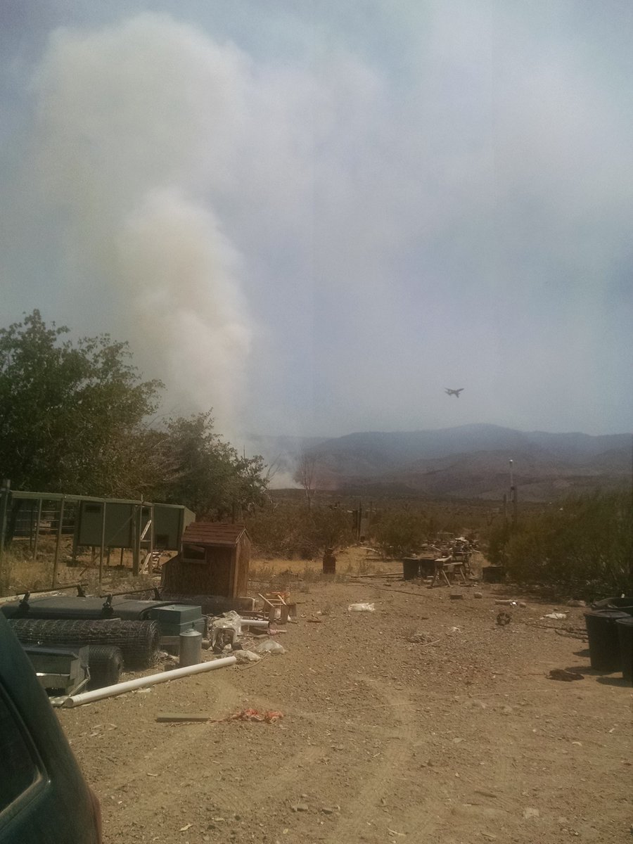 hypnolove's tweet photo. The Pitzer Fire from my driveway. #pitzerfire #ca #sanbernardinocounty https://t.co/LCfcyDXD5O