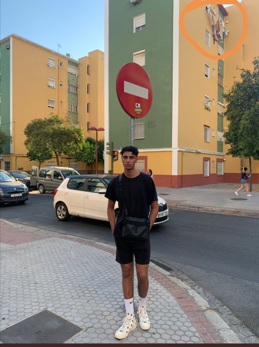 Crashh669's tweet photo. @Iron93OG @suareez7 Bah gros ophtalmologue ou pas, soit il a delete le panneau soit il y a deux voisins qui ont lavé les mêmes linges et les ont étendus de la même facon, sur le même étendoir. https://t.co/SsyjZVtveY