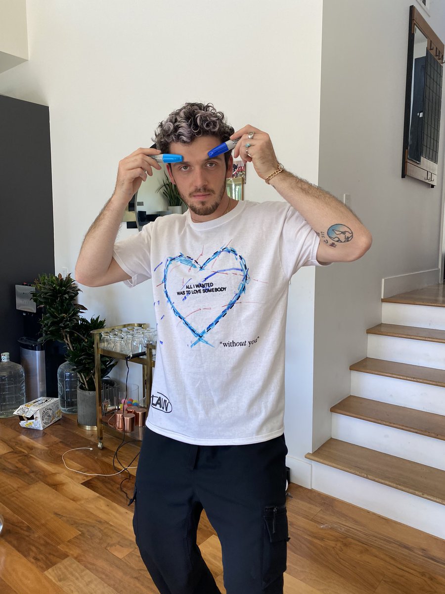 lauvsongs's tweet image. NEW MERCH INCLUDING 100 HANDDRAWN TEES AVAILABLE NOW MY HANDWRITING SUCKS BUT THE MERCH IS LIT AND ILY 😭🤍🙈👼🏻🐔

shop.lauvsongs.com