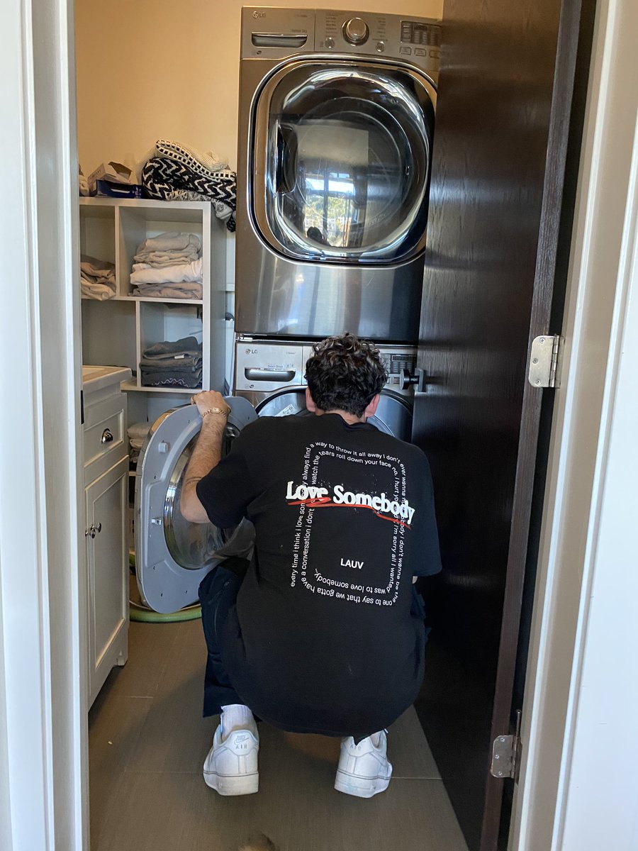 lauvsongs's tweet image. NEW MERCH INCLUDING 100 HANDDRAWN TEES AVAILABLE NOW MY HANDWRITING SUCKS BUT THE MERCH IS LIT AND ILY 😭🤍🙈👼🏻🐔

shop.lauvsongs.com