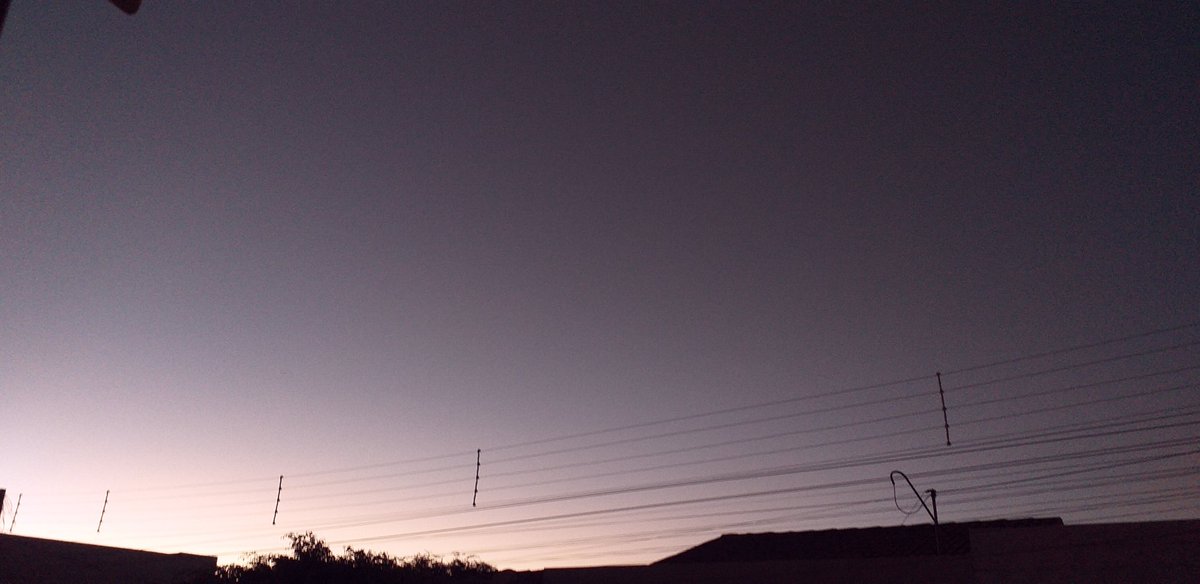 Julianafee's tweet photo. Em uma de nossas conversas a enviei uma foto do pôr do sol, sempre fui apaixonada por ele. Essa mistura de lilás e amarelo que fica no céu, me fascina. E, em resposta ela enviou, também era do pôr do sol. E, eu nunca me senti tão conectada a alguém. 💜 https://t.co/CLwdiAvKzj