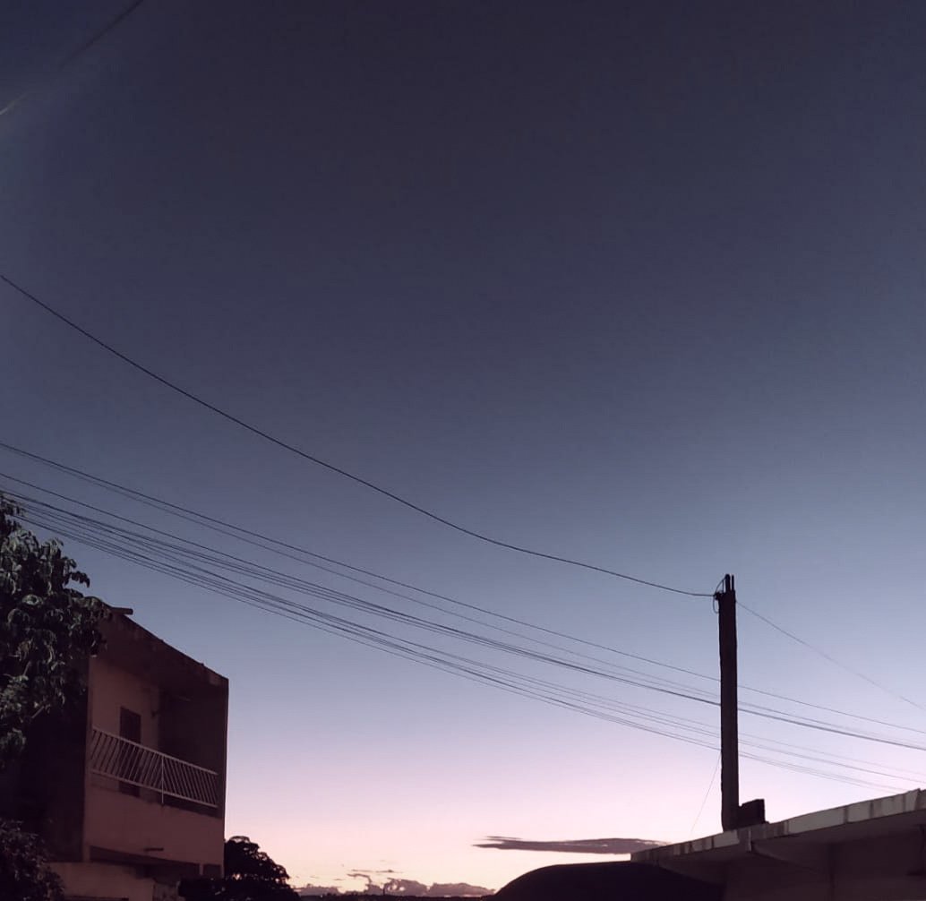 Julianafee's tweet photo. Em uma de nossas conversas a enviei uma foto do pôr do sol, sempre fui apaixonada por ele. Essa mistura de lilás e amarelo que fica no céu, me fascina. E, em resposta ela enviou, também era do pôr do sol. E, eu nunca me senti tão conectada a alguém. 💜 https://t.co/CLwdiAvKzj
