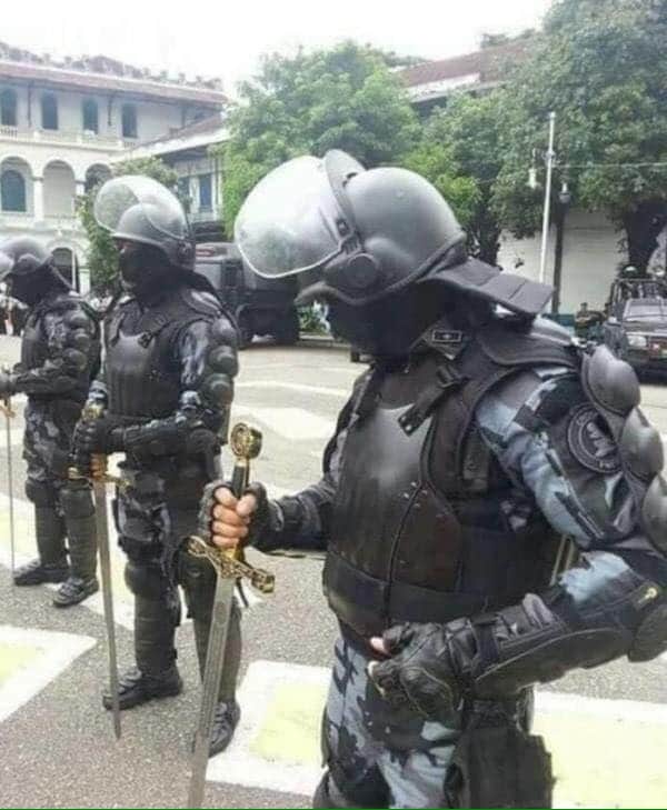 CarlosTonfa's tweet photo. Los del ESMAD de Colombia después de que reciban mi entrenamiento ⚔🗡⚔🗡⚔🗡
.
.
.
.
.#defensapersonal #Pereira #Colombia #espadas #Cuchillos #fitness #Urbanidad #Tonfa #Chicaslindas #Etiqueta https://t.co/Ewl8H2pMmv