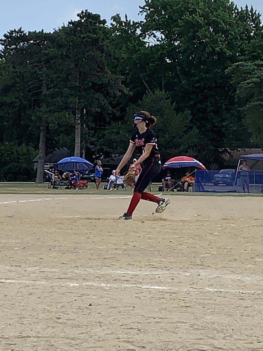 spease16's tweet photo. Love watching my girl @sydneypease8 do her thing! #go27 #t2dontstop #spinittowinit ❤️🖤💪🥎 https://t.co/NOufrVPa2c