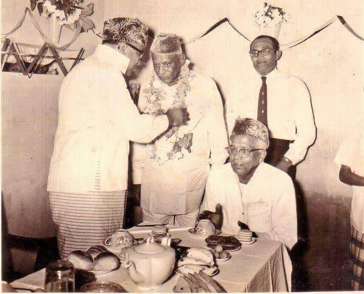 ދިވެހި ތާރީޚުގެ ތެރެއިން ދިވެހި ރައްޔިތުކަން ދެއްވުނު 3 މީހެއްލިޔުނީ: އަޙްމަދު ސާލިމްދިވެހި ރައްޔިތަކަށް ވުމަކީ ނުވަތަ ދިވެހި ރައްޔިތުކަން ދެއްވުމަކީ ޒަމާނުއްސުރެ އޮން ކަމެކެވެ. މިކަން ބިނާވެފައި އޮންނަނީ ދީނީ، ސަގާފީ އުސޫލުތަކެއްގެ މައްޗަށެވެ.