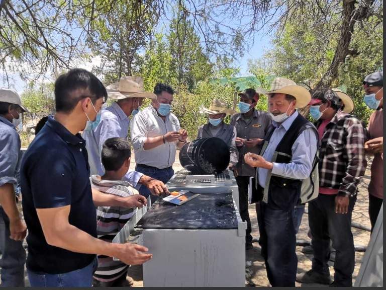 CONAFOR's tweet photo. #Entérate Capacitamos a 72 personas de los ejidos Apizola y Santa Elena de las Cruces ✝️ del municipio #Mazapil #Zacatecas sobre cómo usar nueva tecnología para facilitar la purificación y tecnificación del cerote de la candelilla 🌱🔥🤠 https://t.co/OmiYpGnVjg