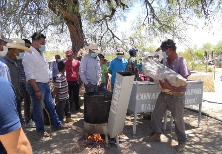 CONAFOR's tweet photo. Se les informó sobre sobre cómo hacer presentaciones del producto con fines comerciales 🕯️💄

La Universidad de Autónoma de #Coahuila @UAdeC es la institución extensionista 

🌟La candelilla es una planta de zonas áridas🏜️, de la cual se extrae una cera de alta calidad https://t.co/bci4ncRZOy