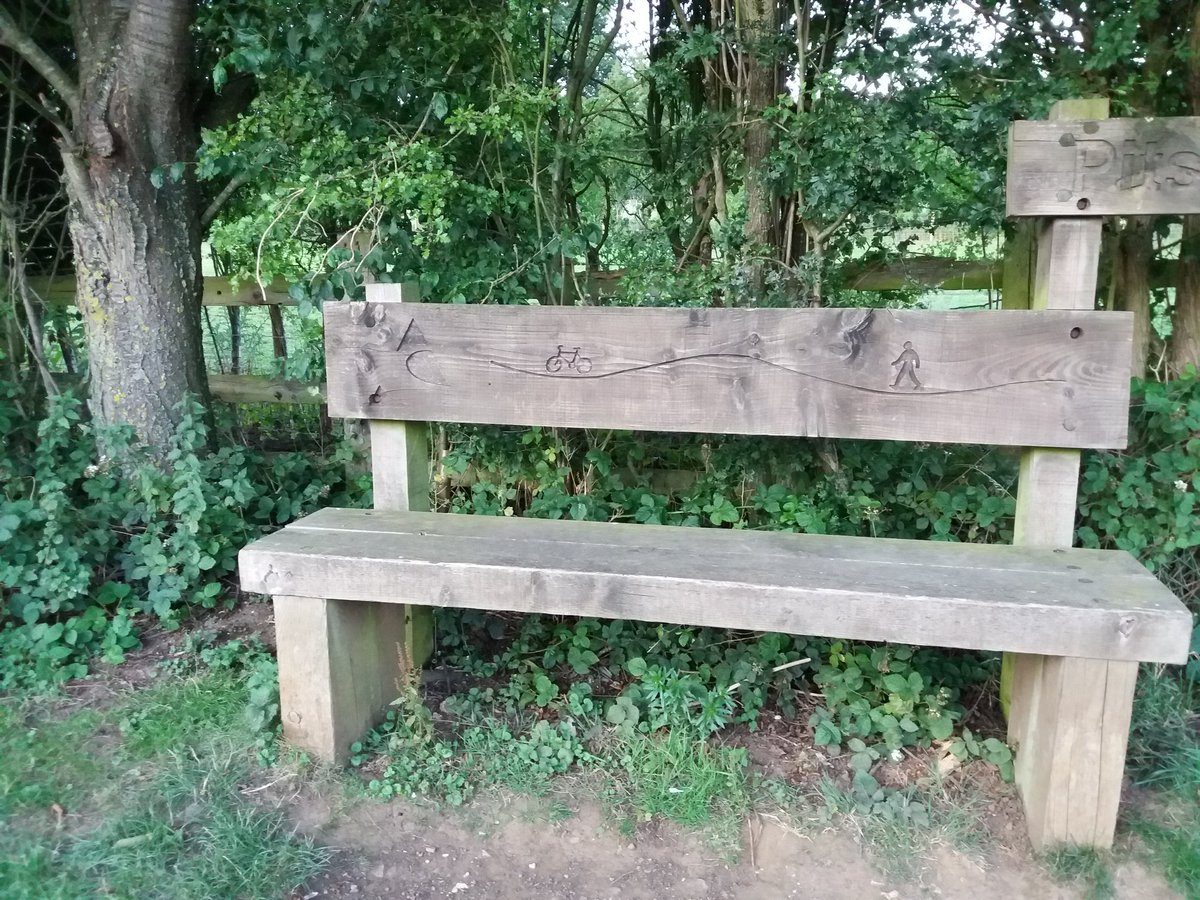 travelswffawb's tweet photo. Making the most of the evening and getting some miles in along the Brampton Valley Way. #benches #favebench #bramptonvalleyway #walk500 #northamptonshirewalks https://t.co/PbJbOxtaJV