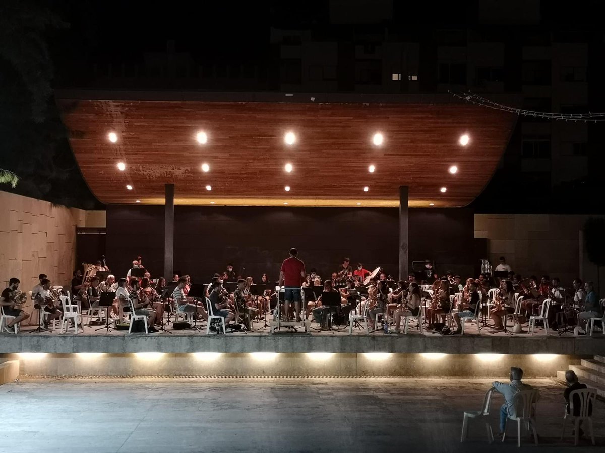 Esta nit hem celebrat amb molta il·lusió l'últim assaig del Concert de Música Festera. Serà un autèntic "Somni de Festa". Us esperem diumenge a les 21.00 a La Barbera per compartir amb vosaltres eixes melodies que van a fer-nos somniar en l'estimada última setmana de juliol...