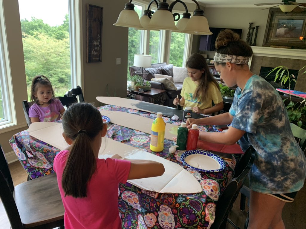 juniorlynng's tweet photo. Sisters even helping out with deco!! 🏄‍♀️ 🍍 @HawaiianHitfest  #HawaiianHitfest20 #wolverines202011A https://t.co/H4JdP5nBXm