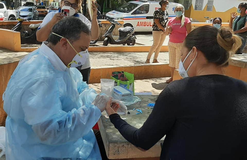 AnaDFiguereo's tweet photo. Intervenimos junto a @SaludPublicaRD y entidades de emergencias, a la zona sur de Santiago, con un cerco epidemiológico que incluye acciones de jornadas de limpieza, desinfección, aumento de pruebas, control de los espacios recreativos y cierre de negocios de bebidas alcohólicas. https://t.co/1MqFB1m8Ev