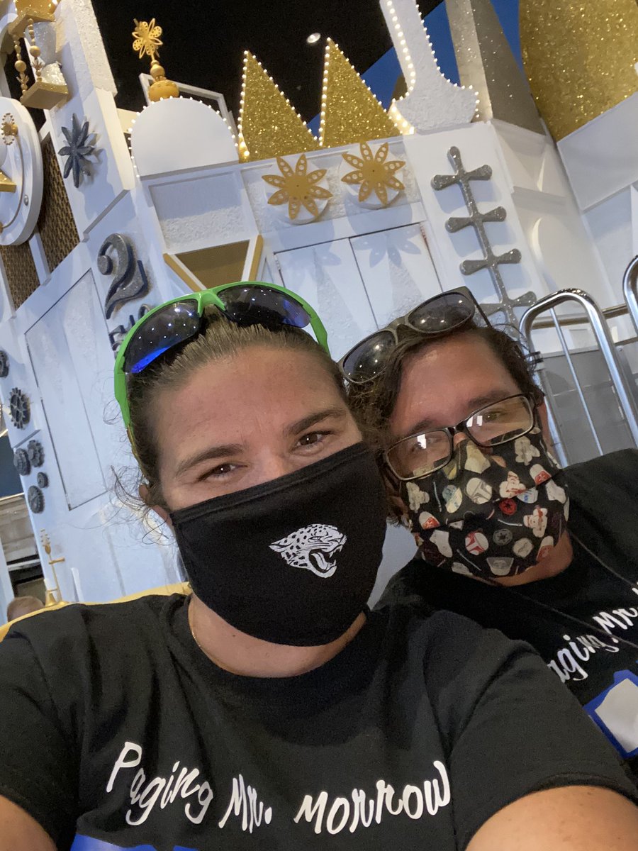 KleighM84's tweet photo. 25. Ok okay, this ship cruise looks promising... I keep hearing chanting from children... it’s a small world.. are you sure?!?!? From what I can tell it’s HUGE. #orlandojoke #heyiknowyou #itISsmall #lovetheworldyourein #myfamily https://t.co/GgQXPzWBrY
