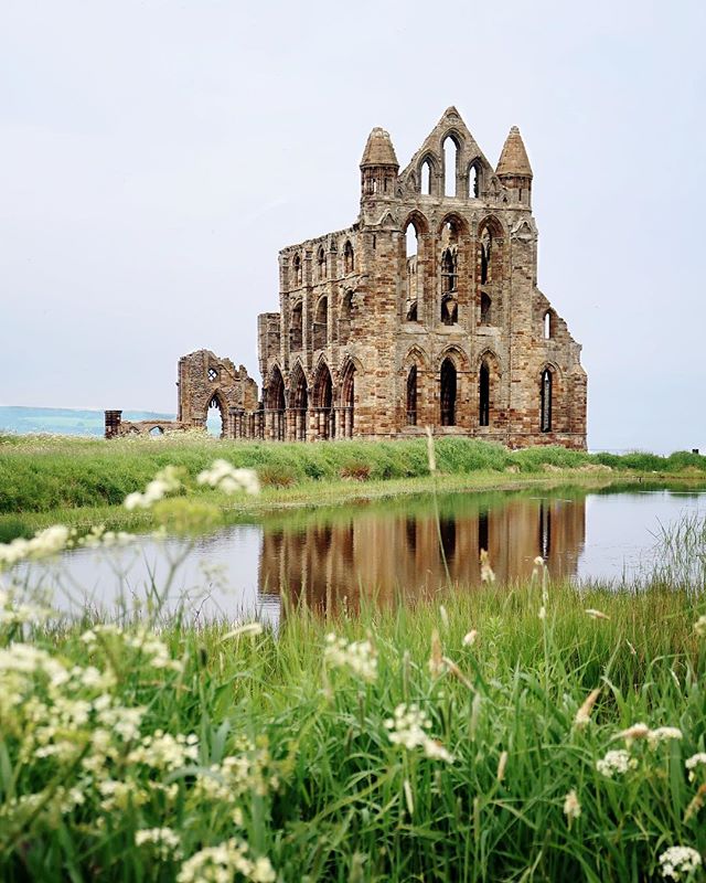 GoldenBayTours's tweet photo. Tarihin derinliklerine dalmak için 7. yüzyıla doğru yola çıkalım mı? 
Kuzey Yorkshire, İngiltere’deki Whitby Manastırı hala halka açık olan eşsiz bir eser. MS 657'de inşa edilen manastırda tarihin değiştiği anlar daha ilk yıllarında yaşanmaya başlandı.
📸:https://t.co/y4tdkBgPee https://t.co/xN4rE1nu3S
