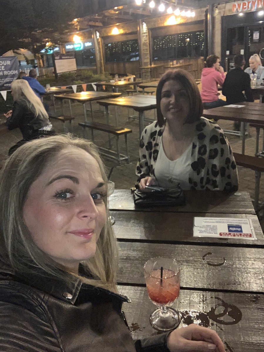 27Vonnie's tweet photo. Socially distanced birthday celebrations with this beauty #bramblegin #cocktails #alfrescodining @EmmaYorkshire https://t.co/mJGVeGx99Z