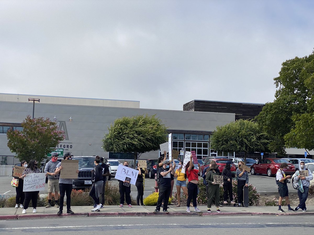 berkeleyside's tweet photo. At least 50-70 peopke are lined up along Gilman Street in Berkeley to protest @WholeFoods policy to not let employees wear “Black Lives Matter” masks or shirts. #BlackLivesMatter https://t.co/UJwOxOGrfa
