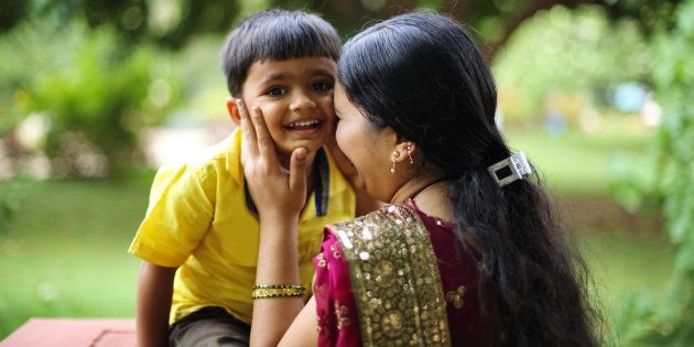 мальчик из индийского представления. любимая мама индийский. любимая мама индийский. день матери в индии. индийская мама с ребенком.