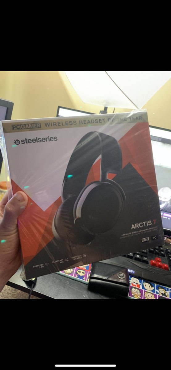 OutTrump3d's tweet image. Got these @SteelSeries ready to rock tonight! Thank you @WiskyOnTehRocks , @SteelSeriesANZ , and @DukeOfFlukes for the hook up and giveaway🙏 let’s get it! Live now twitch.tv/OutTrump3d