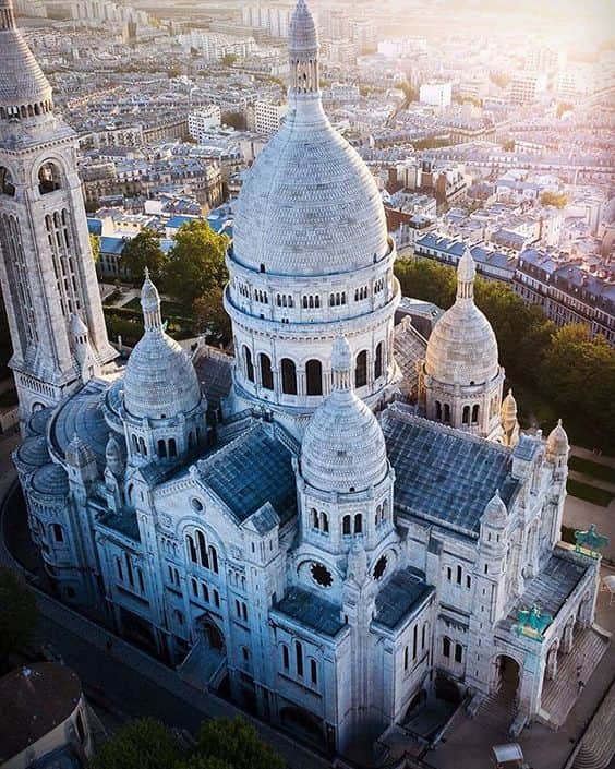 histoirefrance2's tweet photo. Depuis sa consécration en 1919, la blancheur éclatante du Sacré-Cœur illumine Paris. Cette couleur n'est pas le fait de la protection divine du lieu mais du choix que son architecte a fait pour sa pierre de construction. https://t.co/42XPP3a2QH