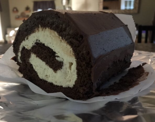 CynthiaSchwind's tweet image. 🎉🎉Friday Night Raffle 🎉🎉📚💥📚💥📚💥📚💥📚💥📚My very special snack tonight is from Jackson’s Bakery!A small shop in Roch.This is their famous HoHo Cake (Chocolate Roll Cake) that I grew up having at birthday parties!We also get it for colleagues bdays! Love! #KidsNeedBooks