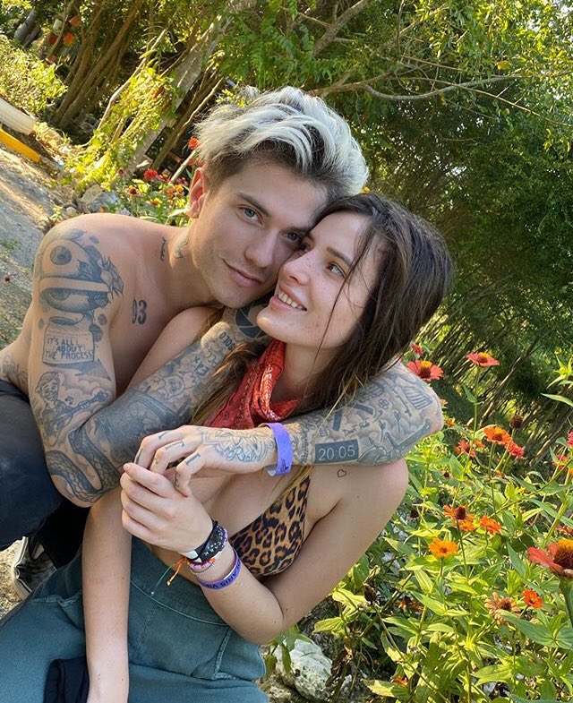 —Era ya el segundo día de festival y los ánimos de la pareja seguían en alza. Los festivales de la villa siempre eran el pretexto ideal para pasar días románticos en pareja y eso hacían Ben y Sora. Lo primero que hacen es visitar el Rose Garden juntos.—
#RolbandchellaXX