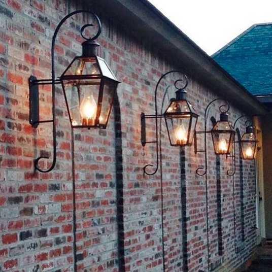 Bevolo's tweet photo. “These lights 😍! I’ve been helping with a lot of new builds and exteriors lately and I must say ... I’m loving it! Can’t you just imagine yourself walking down the French quarter here ?
✨#repost @swoon_designs
#lighting #outdoorlighting #lantern #copperlantern #lantern #bevolo https://t.co/URkkXQxbuE