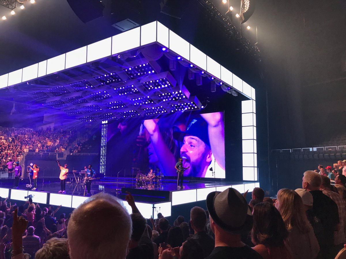 JonBeckett2's tweet photo. That time my son-in-law Nick looked like he was eating the bass player from ⁦@BrunoMars⁩ ⁦@RogersPlace⁩ 
#ThatWas Cool
⁦@productionworld⁩ https://t.co/J8P01hto4U