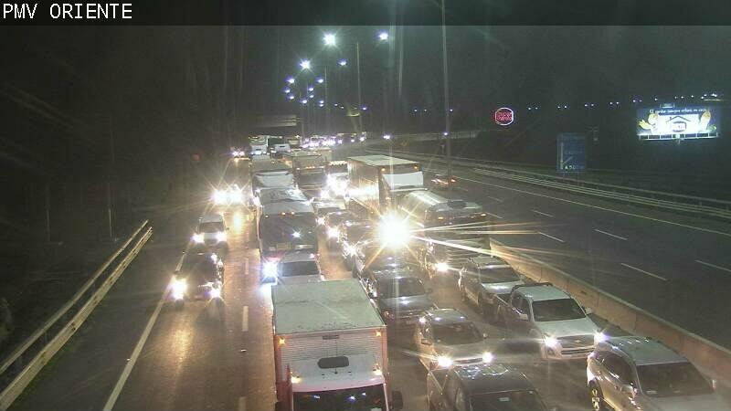 rutadelmaipo's tweet photo. ⚠️ Atención: Situación actual en sector Angostura en dirección al norte. Se mantiene cordón sanitario en sector Paine realizado por Minsal. 

El autocuidado y el cuidado de la familia es fundamental. Toma conciencia y cuida tu salud.  #LejosMásUnidosQueNunca https://t.co/M6NIfUCc6y
