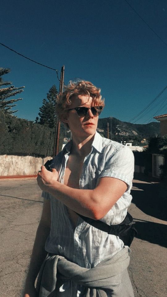 —Vía IG:—

Paseando por el festival con este rubio hermoso 🙊🎡
#RolbandchellaXX