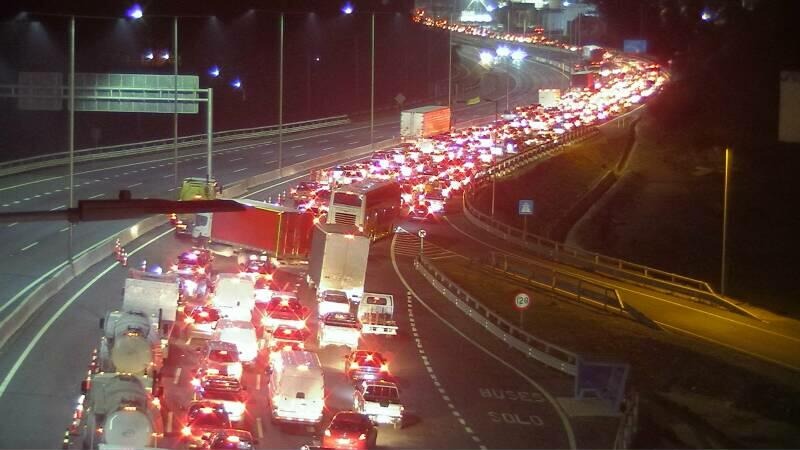 rutadelmaipo's tweet photo. ⚠️ Atención: Situación actual en sector Angostura en dirección al norte. Se mantiene cordón sanitario en sector Paine realizado por Minsal. 

El autocuidado y el cuidado de la familia es fundamental. Toma conciencia y cuida tu salud.  #LejosMásUnidosQueNunca https://t.co/M6NIfUCc6y