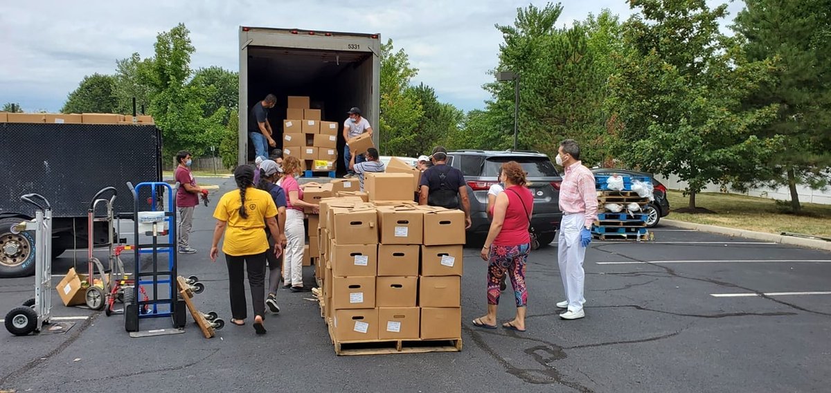 Con gran éxito se está realizando la entrega de alimentos que gracias al auspicio de Fundación Arcadia podemos hacer llegar a nuestros compatriotas y hermanos de otros países en estos tiempos de pandemia. Estaremos hasta las 5:00 p.m. o se acabe primero el producto. Te esperamos!