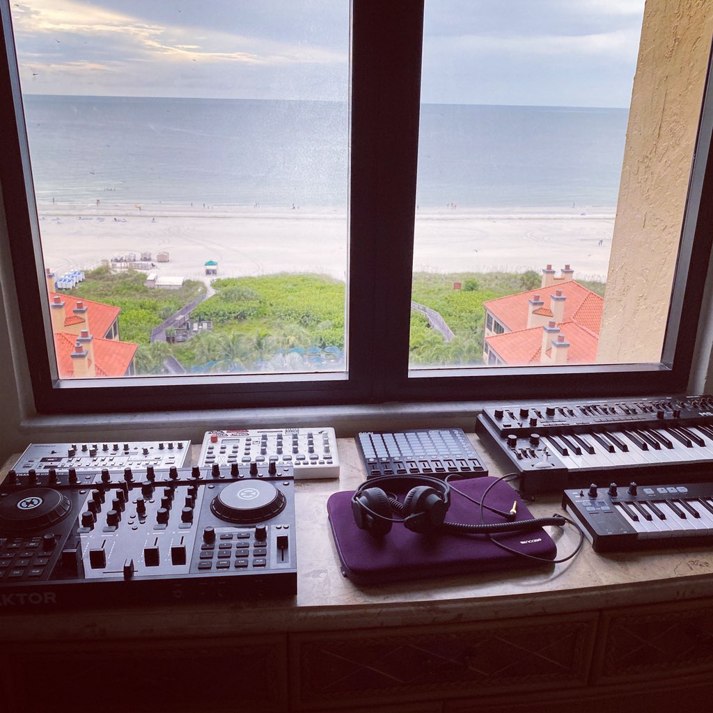 djsaripostol's tweet photo. Even though I’m on vacation, there’s still music to be done. Not all the way unpacked, but here’s a first look. 😃#makeshiftstudio #techno #acid #musicproducer #vacationstudio https://t.co/j6wtBwxYyS