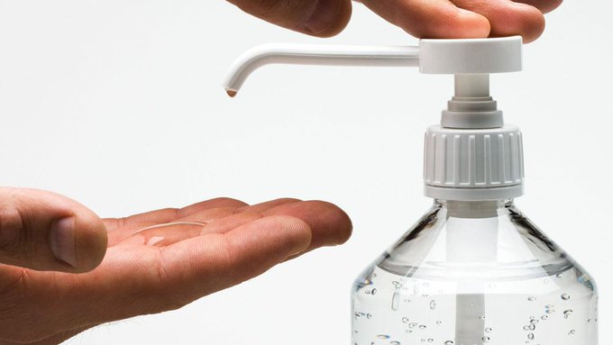 ElNacionalWeb's tweet photo. Ron Caribú ayuda a las comunidades vulnerables con gel antibacterial #ENSociedad https://t.co/DsBKKub1ek https://t.co/d0ZHN8mLBG