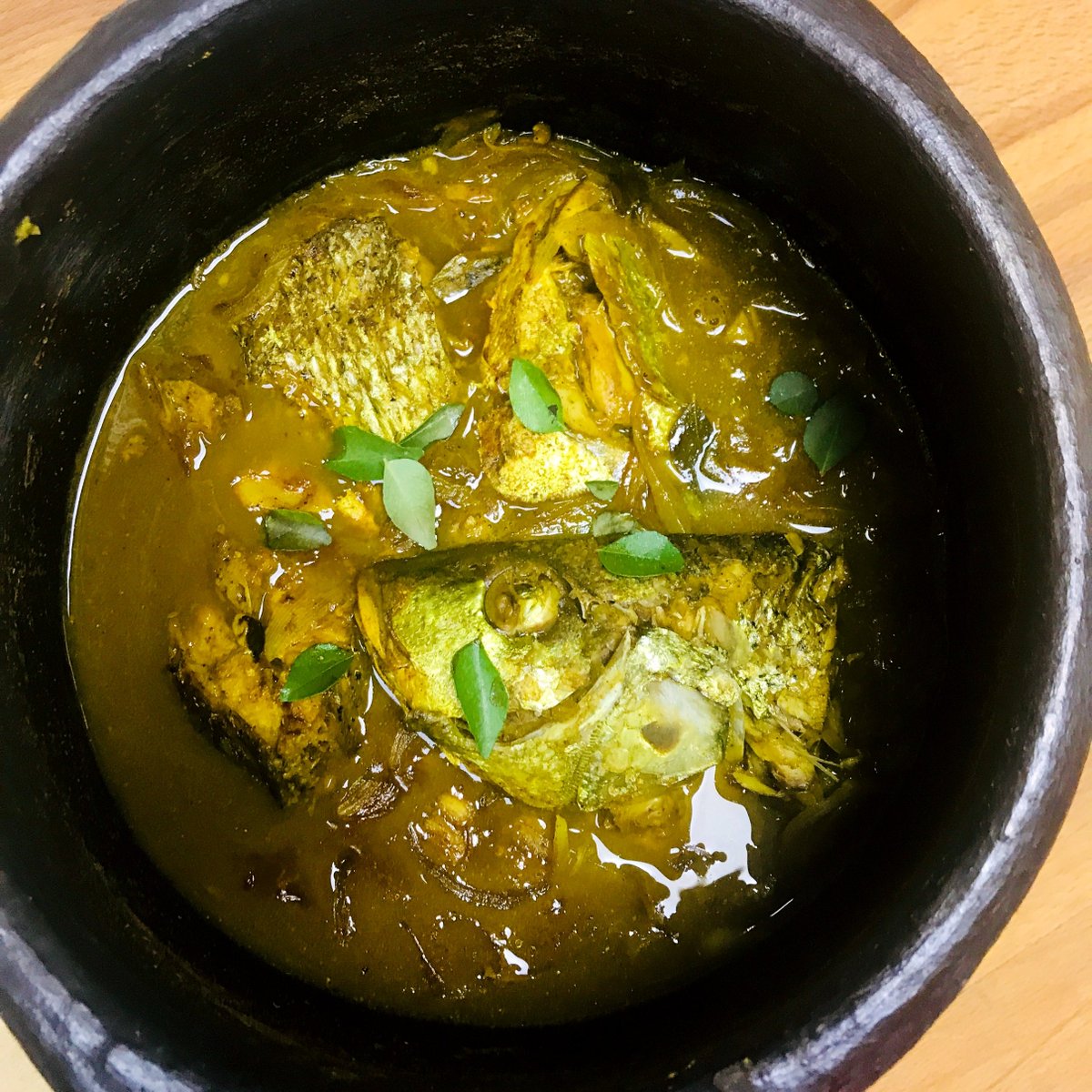 MyFoodyChic's tweet photo. #SriLankan #FishHeadCurry
This is a #healthierversion as it does not use any oil, but yet, still delivers a delicious, luscious #curryflavour
#NewVideo up on my #YOUTUBE #Channel
BLOG - https://t.co/3U5FcCXD32
YOUTUBE - https://t.co/eXEgS2aYCF
SUBSCRIBE, LIKE, FOLLOW & COMMENT https://t.co/05SG4fsShz