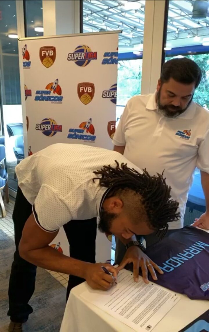 WilliamMuvdi's tweet photo. #SLB 🏀 @supersmiranda también contrató para la primera edición de la @SuperligaVen, al alero @kildergonzalez de St. Gregory's University (NAIA). González pasó por Llaneros de Guárico en la pasada #CopaLPB.
#SomosElfuturo 🚀 https://t.co/SwQnQt6ZfZ