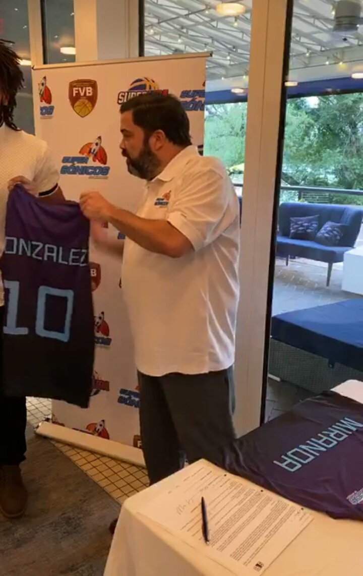 WilliamMuvdi's tweet photo. #SLB 🏀 @supersmiranda también contrató para la primera edición de la @SuperligaVen, al alero @kildergonzalez de St. Gregory's University (NAIA). González pasó por Llaneros de Guárico en la pasada #CopaLPB.
#SomosElfuturo 🚀 https://t.co/SwQnQt6ZfZ