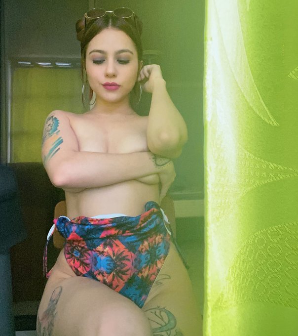 Watch Mía🦋's leaked NSFW photo on TwXstars