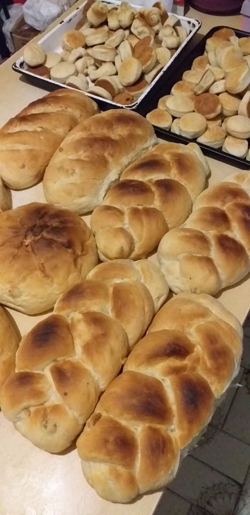 maccarone_santi's tweet photo. El es Ruben, mi vecino 🧑🏻‍🍳. Se levanta todos los días a las 5 am para preparar y armar su puesto lleno de diversas delicias🤤🍞🥐 
Lo podes encontrar durante el dia en la esquina de Av San Martin y Av villegas, Lomas del Mirador. 💪🏻😋
Confiable, rico y con toda la buena onda ❤️ https://t.co/C4qtgefCVl
